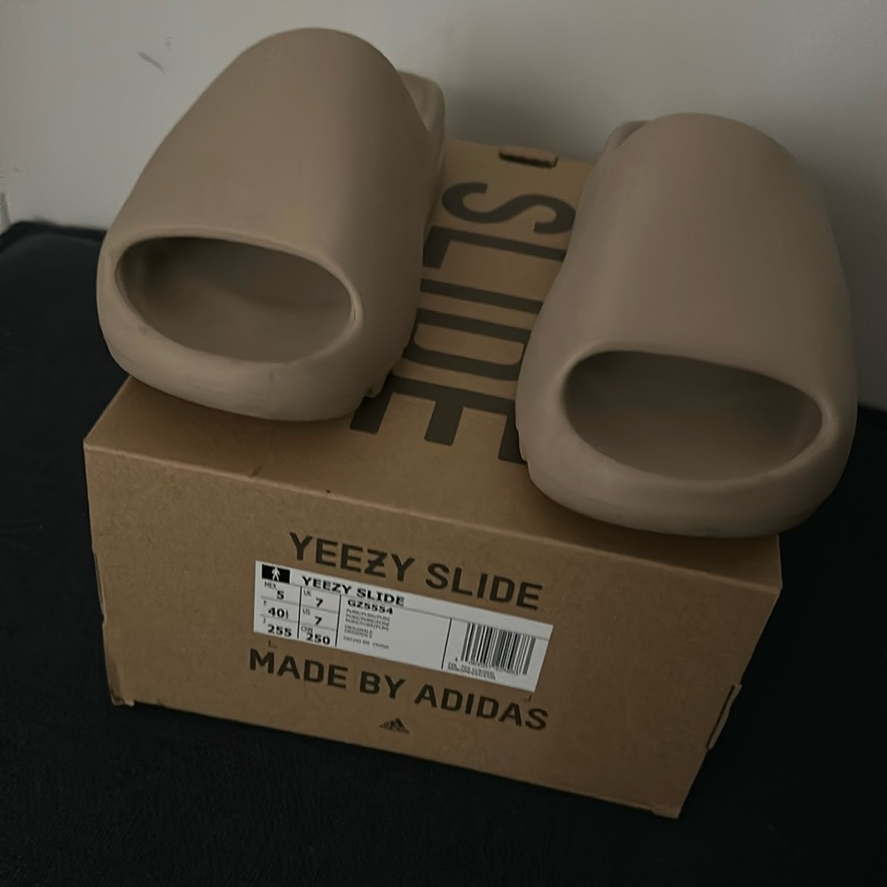 Used Men’s Yezzy slides in great condition